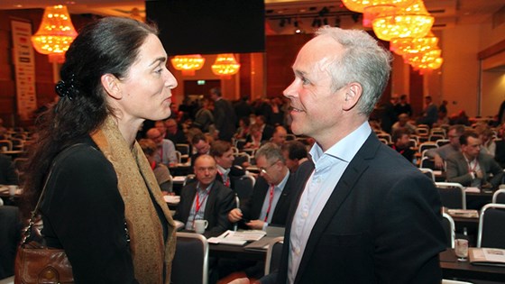 Sissel Leire og statsråd Jan Tore Sanner på scenen på Byggedagene