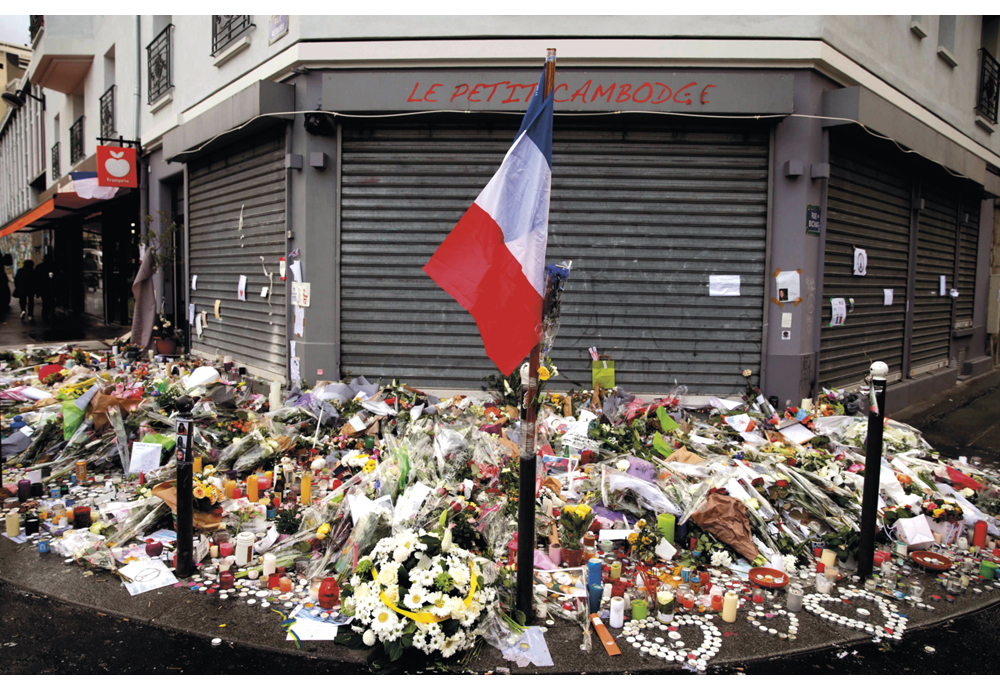 Figur 8.1 Fotoet ble tatt 17. november 2015 i Paris utenfor restauranten «Le Petit Cambodge». Dette var ett av flere steder i Paris som ble ble rammet av terroraksjoner den 13. november 2015 hvor 130 mennesker ble drept og 413 skadd.