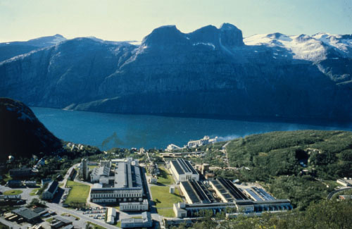 Figur 7.3 Norsk Hydros omstillinger av Glomfjord-samfunnet på 1990-tallet
var påkrevd. I dag har industrisamfunnet flere arbeidsplasser
enn da nedbemanningene startet. Industriparken har fått
flere bein å stå på. Dagens solenergivirksomhet
i Norge hadd...