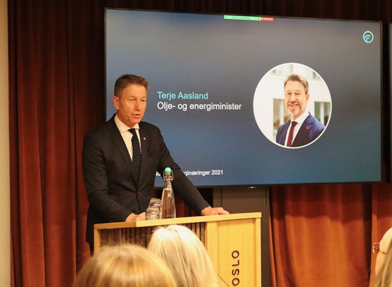 Olje- og energiminister Terje Aasland holder innlegg på overrekkelsen av rapportene. 
