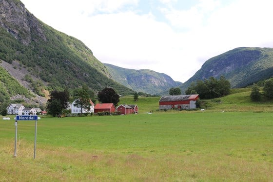 Del av Norddal sentrum. Til venstre ligg Petrines gjestgiveri. Huset vart opphavleg bygd som ein aldersheim i 1916, og bygd om til gjestgiveri i 1992.