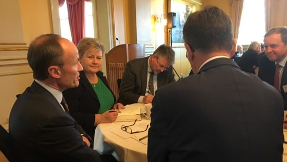 Statsministeren deltar på toppmøte om forskning og høyere utdanning i Regjeringens representasjonsanlegg i Parkveien 45.