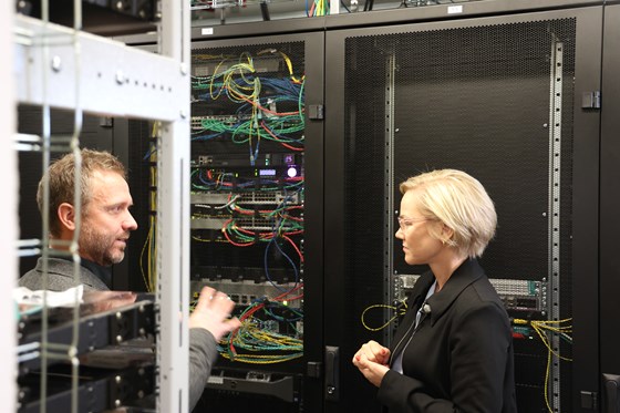 IKT-direktør ved Sykehuset Østfold, Hans Martin Hovengen, viser Ingvild Kjerkol hvor Stamnettet kommer inn