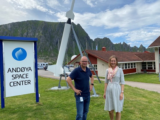 Administrerende direktør på Andøya Space Center, Odd Roger Enoksen og næringsminister Iselin Nybø.