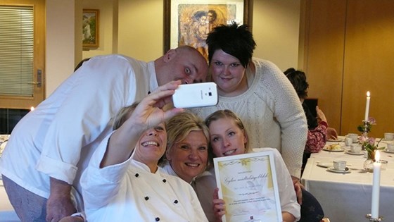 Glade kokker på Døli pleie- og omsorgshjem tar selfie til egen Facebook-side.