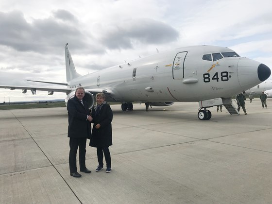 State secretary Tone Skogen with Guto Bebb, Minister for Defence Procurement in the UK, in front of a US Navy Boing P-8A Poseidon.