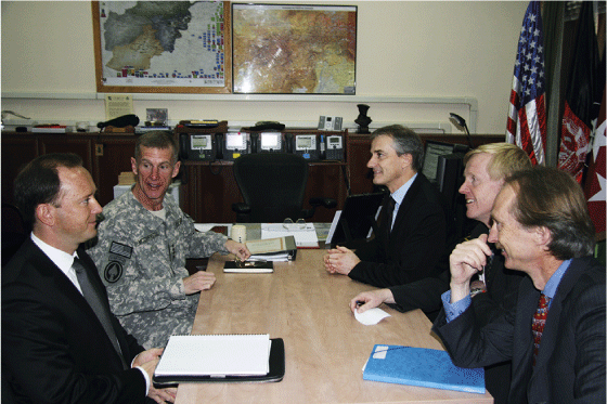 Figure 3.6 General Stanley McChrystal assumed ISAF command in June 2009 and introduced COIN, a new counter-insurgency plan. He is seen here at a November 2009 meeting with Norwegian Minister of Foreign Affairs Jonas Gahr Støre.
