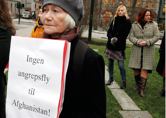 Figur 11.2 I november 2005 deltok SV-ere i Fredsinitiativets demonstrasjon foran Stortinget mot regjeringens beslutning om å sende fire norske F-16 jagerfly til NATO-styrken ISAF i Afghanistan.