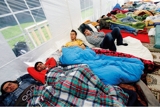 Figur 11.3 I mai 2005 sultestreiket en gruppe afghanske asylsøkere utenfor Domkirken i Oslo. Sultestreiken fikk stor oppmerksomhet i norsk presse. De protesterte mot at norske myndigheter ikke fulgte FNs retningslinjer om retur til hjemlandet. Sultestreiken bi...
