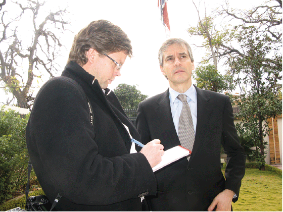 Figur 11.5 Utenriksminister Jonas Gahr Støre i samtale med Dagbladets journalist Carsten Thommasen i Kabul. Thommasen mistet livet i angrepet på Serena Hotel den 14. januar 2008.
