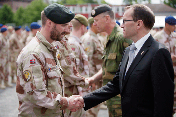 Figur 12.2 Forsvarsminister Espen Barth Eide takker de hjemkomne soldatene fra PRT 18 under en medaljeseremoni på Akershus festning.