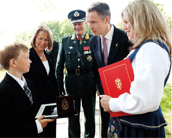 Figur 12.4 Krigskorset ble delt ut på Akershus Festning 8. mai 2011 post mortem til Trond André Bolle. Håkon Bolle (sønn av avdøde), forsvarsminister Grethe Faremo, forsvarssjef Harald Sunde, statsminister Jens Stoltenberg og Bjørg Gjestvang (enke etter avdøde...