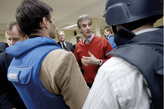 Figur 12.5 Utenriksminister Jonas Gahr Støre i samtale med pressen i tilfluktsrommet etter terrorangrepet på Serena hotel i Kabul 14. januar 2008.