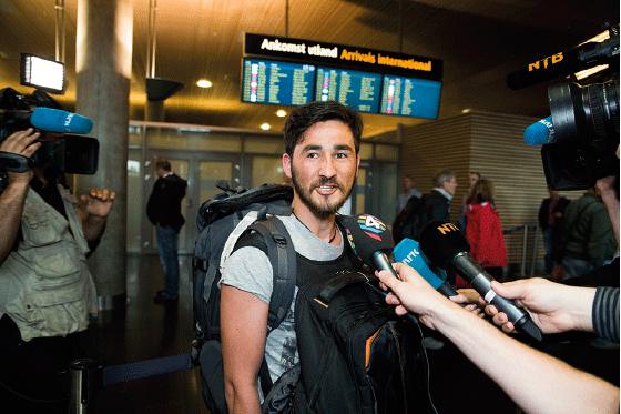 Figur 12.6 Den afghanske tolken Faizullah Muradi ankommer Gardermoen med flyet fra Roma, Italia, den 5. juni 2014. Han blir møtt av bl.a. pressen og flere veteraner fra Afghanistan.