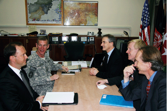Figur 3.7 General Stanley McCrystal ble sjef for ISAF i juni 2009 og introduserte en ny plan for opprørsbekjempelsen, COIN. Her fra et møte med utenriksminister Jonas Gahr Støre i november 2009.