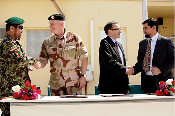 Figur 3.8 11. september 2012: Brigader Noor Mohammad Hamid, forsvarssjef Harald Sunde, forsvarsminister Espen Barth Eide og guvernør Ahmed Faizal Begzaad signerer avtalen for den afghanske overtakelsen av den norsk-ledede leiren i Maimana i Faryab provins.