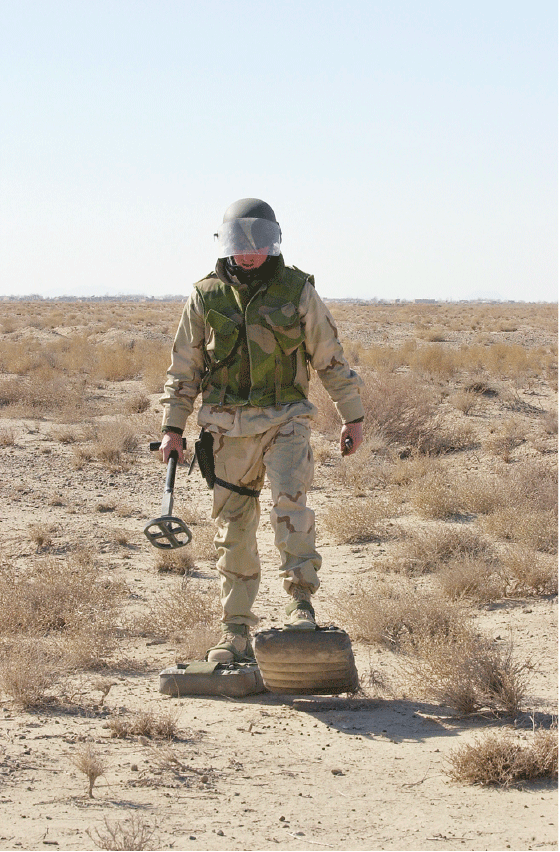 Figur 4.2
Norges første operative avdeling i Afghanistan var et EOD-lag med 16 mineryddere og to mineryddingsmaskiner. Bildet er fra flyplassen i Kandahar.