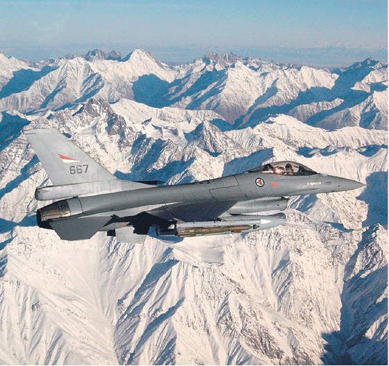 Figur 4.3 Norge sendte F-16 kampfly til både OEF og ISAF. Den 27. januar 2003 brukte norske kampfly bomber i en skarp operasjon for første gang siden andre verdenskrig.