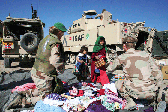 Figur 4.4 Norske soldater i Telemark Task Force, Kabul 2004. CIMIC var i denne perioden en del av oppdraget. Se boks 4.1.