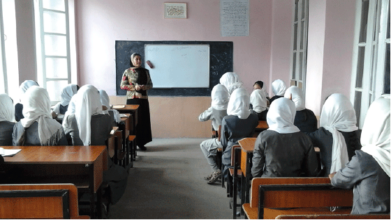 Figur 8.12 Satara Girl High School i Maimana er den mest anerkjente skolen bygd med norske midler. 2 650 jenter blir undervist av 124 velutdannede lærere. Skolen er kjent for et høyt antall elever som består opptaksprøven til universitetet.