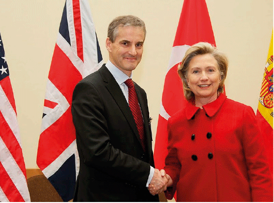 Figur 9.4 Utenriksminister Jonas Gahr Støre og hans kollega Hillary Clinton under deres møte i desember 2009.