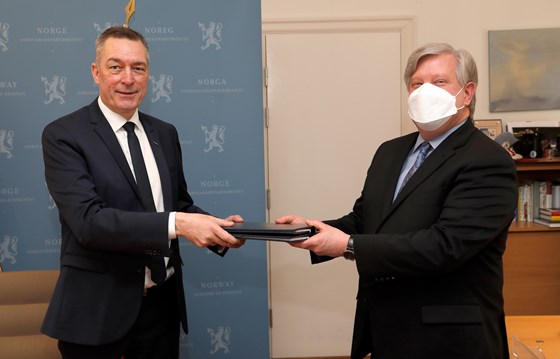 Minister of Defence Frank Bakke-Jensen and  Chargé d’Affaires ad interim Richard Riley during a signing an agreement between Norway and USA