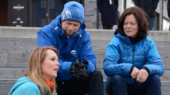 Statsrådene Linda Hofstad Helleland, Bent Høie og Solveig Horne sitter i trapp