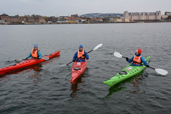 Statsrådene Linda Hofstad Helleland, Bent Høie og Solveig Horne i kajakk