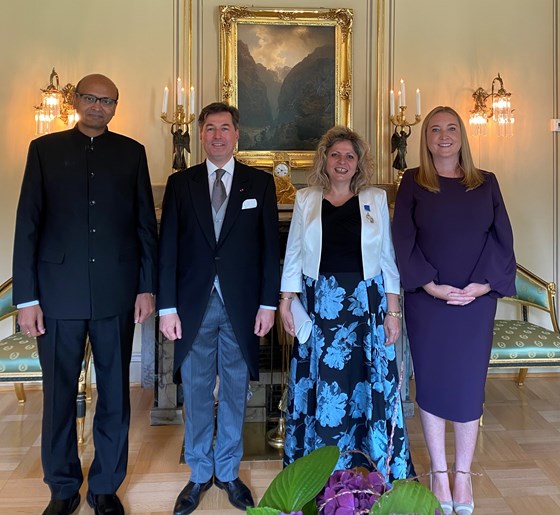 Bilde av fire nye ambassadører tatt innendørs i regjeringens representasjonsbolig