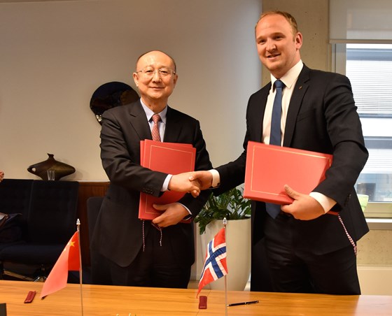 Den kinesiske ministeren Zhi Shuping og landbruks- og matminister Jon Georg Dale. Den kinesiske ministeren Zhi Shuping og landbruks- og matminister Jon Georg Dale.