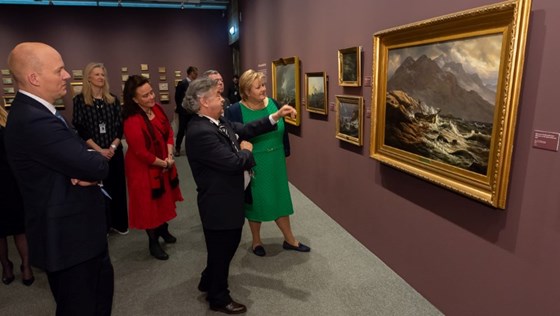 Statsminister Erna Solberg på åpningen av J. C. Dahl-utstillingen på KODE i Bergen.