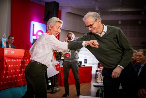LO-leder Peggy Hessen Følsvik og statsminister Jonas Gahr Støre gjør koronahilsen på LO Stat-konferansen på Gol.