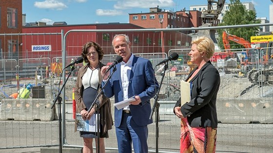 Kommunal- og moderniseringsminister Jan Tore Sanner, finansminister Siv Jensen og barne-, likestillings- og inkluderingsminister Solveig Horne presenterte regjeringens strategi for boligmarkedet på Gartnerløkka i Oslo. Foto: Lindaas, KMD