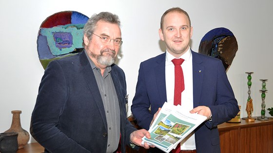 Landbruks- og matminister Jon Georg Dale fikk i dag, overlevert rapport fra arbeidsgruppen. Gruppen har blitt ledet av Erik Eid Hohle, leder på Energigården, og har bestått av representanter fra både næring, forvaltning og miljøorganisasjonene. Landbruks- og matminister Jon Georg Dale fikk i dag, overlevert rapport fra arbeidsgruppen. Gruppen har blitt ledet av Erik Eid Hohle, leder på Energigården, og har bestått av representanter fra både næring, forvaltning og miljøorganisasjonene.