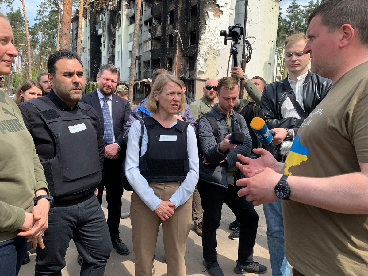 Figur 4.5 Stortingspresident Gharahkhani og utenriksminister Huitfeldt fikk se ødeleggelsene i Ukraina.