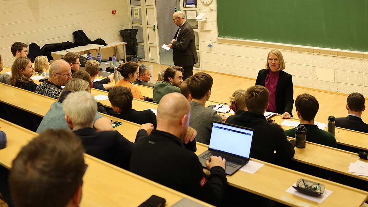 Figur 6.1 Utenriksminister Anniken Huitfeldt i møte med forskningsmiljøet på NTNU i januar 2023.