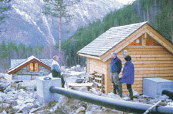 Figur 17.2 Minikraftanlegg er normalt et vesentlig teknisk inngrep med
en installasjon opp mot 1000 kW. Her fra Ullensvang kommune, elva Vivippo,
sideelv av Kinsovassdraget.