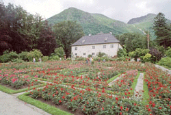 Figur 20.3 Baroniet i Rosendal er av nasjonal verdi. Hattebergelva med
fossen spiller en sentral rolle i Baroniets parkanlegg. Hattebergsvassdraget
ble vernet i 1993.