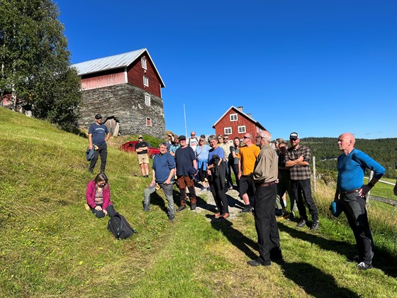 Omvisning i Oppgården ved Ole Harald Kveli. Oppgården er kjent landemerke i Kvelias kulturlandskap.