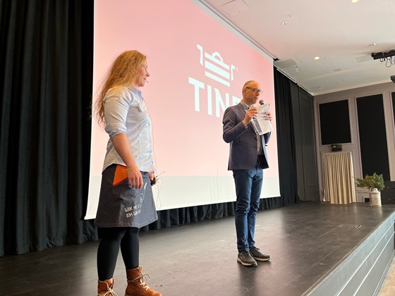 Anstein Lyngstad introduserer Linda Hellander