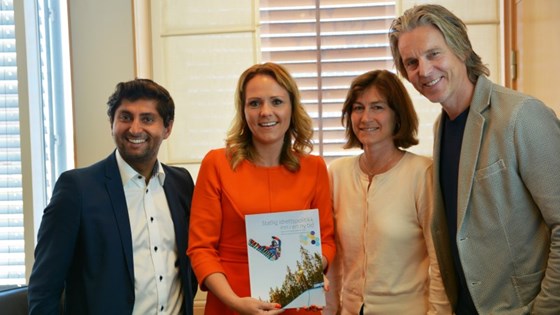 Statssekretær Himanshu Gulati, kulturminister Linda Hofstad Helleland, utvalgsmedlem Ingrid Tollånes og utvalgsleder Jan Åge Fjørtoft.