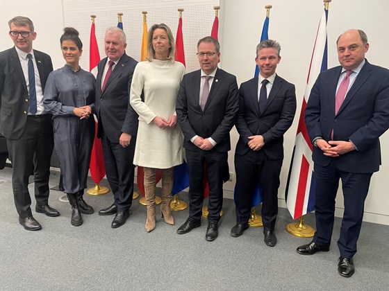 Norges forsvarsminister står med sine kolleger