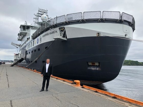 fiskeriministeren på kaia foran forskningsskipet.