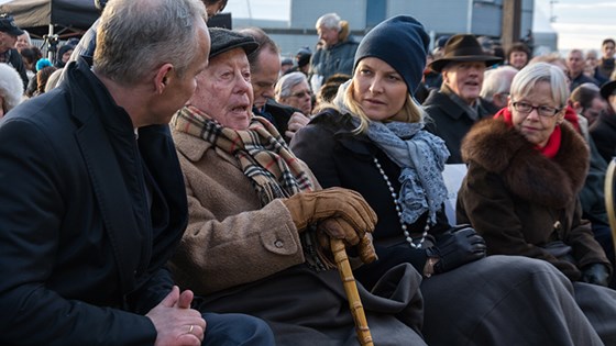 Statsråd Jan Tore Sanner sammen med Samuel Steinmann og HKH Mette-Marit.