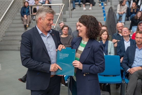 Fiskeri- og havminister Bjørnar Skjæran mottar rapporten.