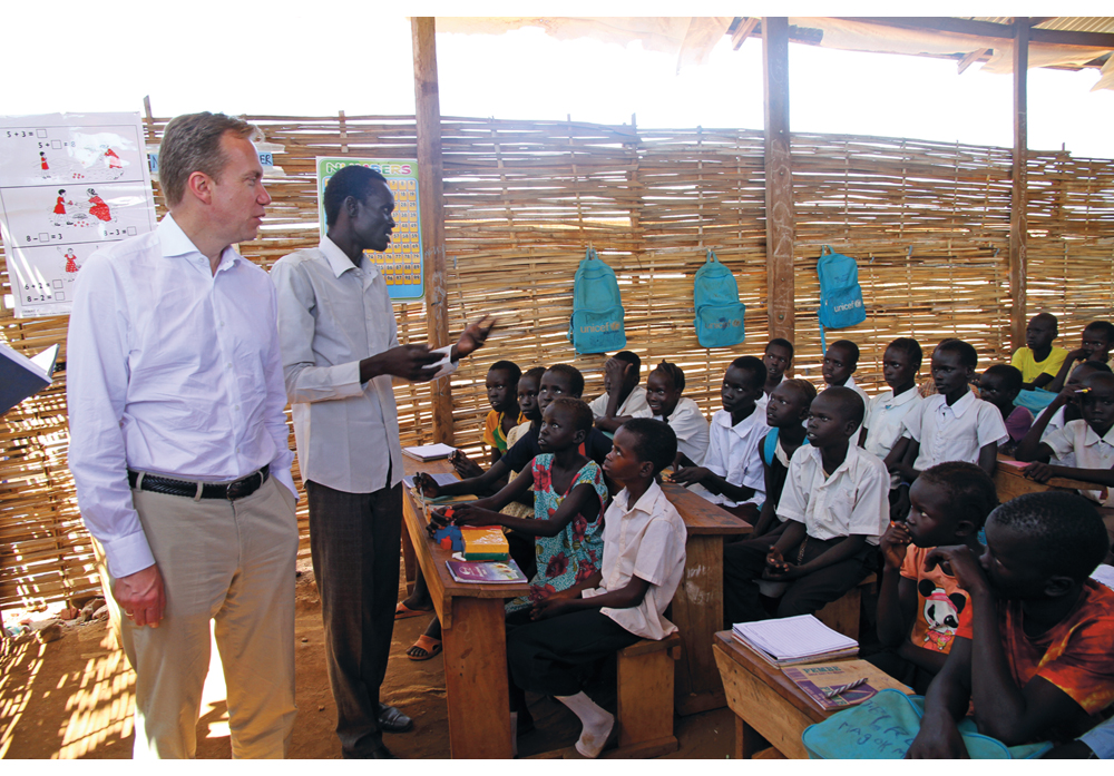 Figur 3.5 Utenriksminister Børge Brende besøker en skole i Juba, Sør-Sudan, for barn på flukt, drevet av Flyktninghjelpen med støtte fra Norge.