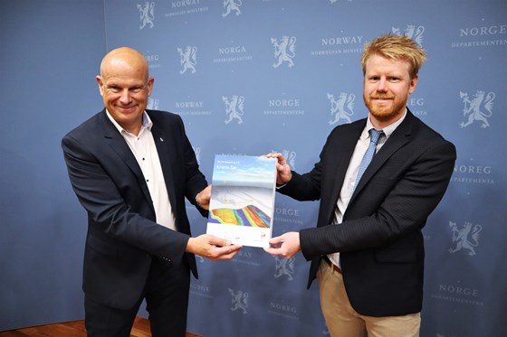 Arne Sigve Nylund (t.v.) er konserndirektør for prosjekter, boring og anskaffelser i Equinor. I dag overleverte han sammen med partnerne Vår, Petoro og Total planen for Kristin-feltet til statssekretær Tony Tiller.