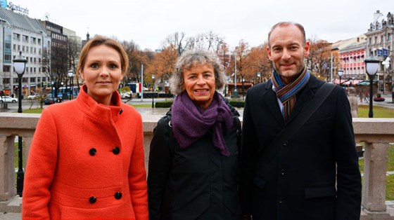 Bildet viser Kulturminister Linda Hofstad Helleland, Marit Reutz, kulturnæringsstiftelsen SpareBank 1 Nord-Norge og Knut Olav Åmås, direktør i Fritt Ord