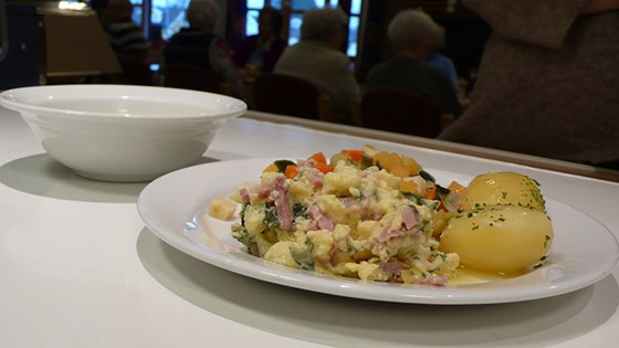 På Hellen kafe er det stor aktivitet. I tillegg til bingo, sang og hyggelig samvær, serveres det middag til beboere, pårørende og andre brukere av senteret hver dag. Her kan de eldre nyte et godt måltid en kopp kaffe i hyggelig fellesskap. På Hellen kafe er det stor aktivitet. I tillegg til bingo, sang og hyggelig samvær, serveres det middag til beboere, pårørende og andre brukere av senteret hver dag. Her kan de eldre nyte et godt måltid en kopp kaffe i hyggelig fellesskap.