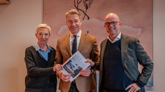 På bilder ser du leder i LO, Peggy H. Følsvik, energiminister Terje Aasland og leder i NHO, Ole Erik Almlid. 